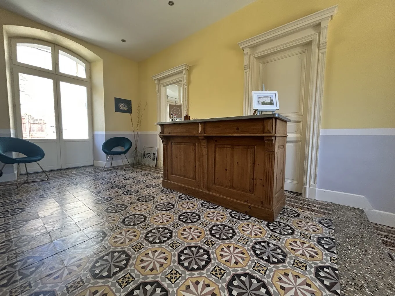 L’entrée de La Belle Éclusière et son comptoir aux carreaux anciens