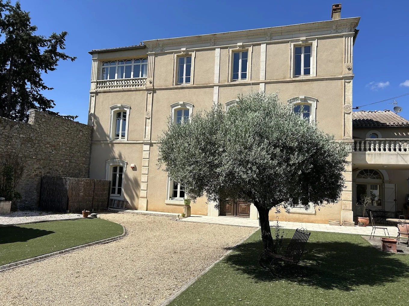 Façade de La Belle Éclusière et son olivier à Homps