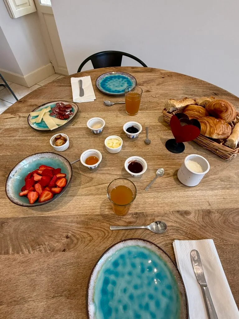 Petit-déjeuner dressé sur la table de La Belle Éclusière